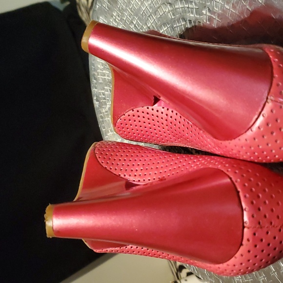 BCBG "Barbie" Pink Perferated Peep Toe Cut Out Wedge size 8.5 ☆LIKE NEW☆ - Picture 3 of 16